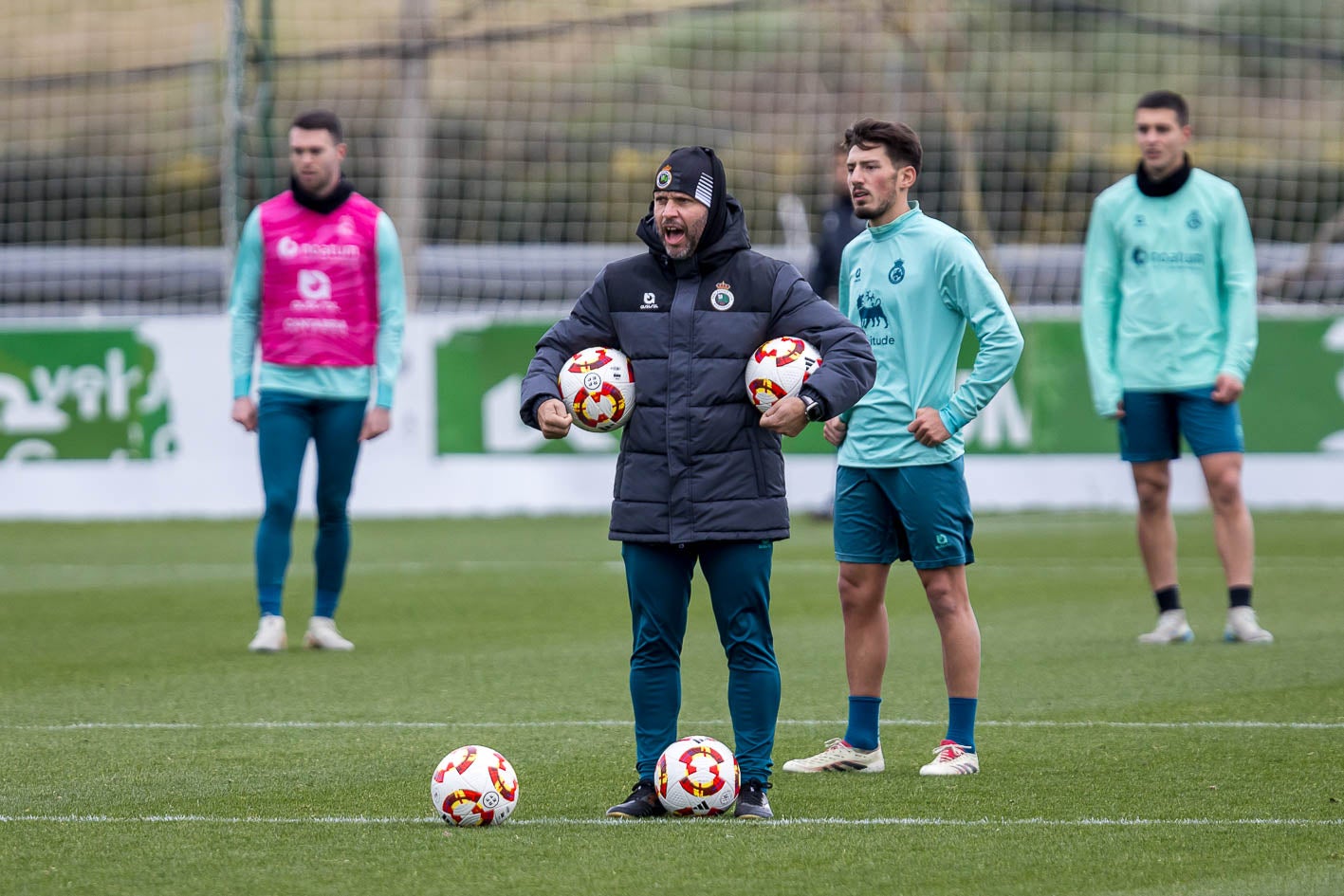 José Alberto da instrucciones a sus jugadores en la sesión del jueves.