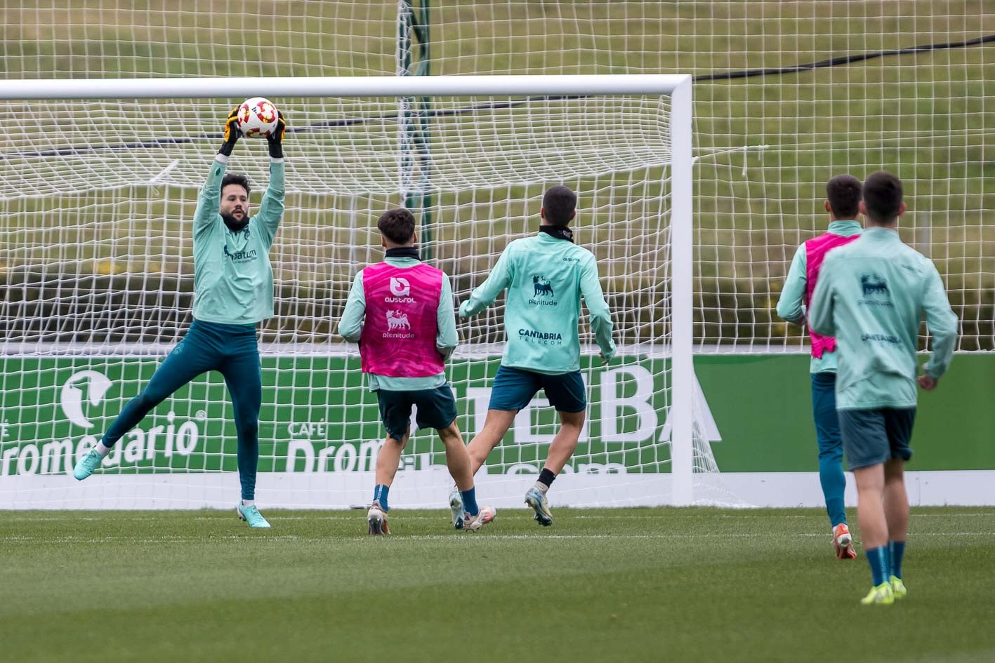 Parera bloca el balón en uno de los partidillos del entrenamiento.