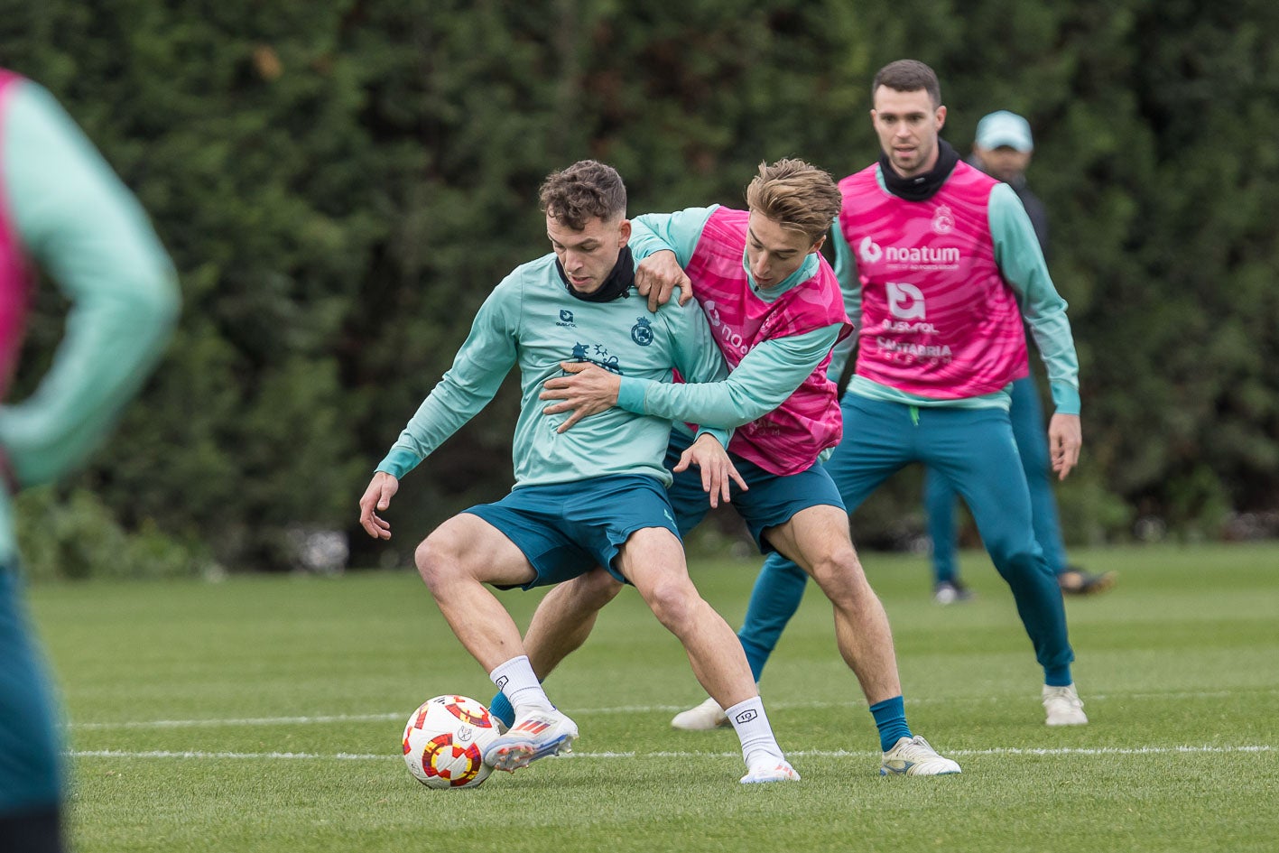 Íñigo Vicente protege el balón ante Javi Castro.