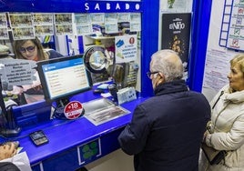 Un cliente compra lotería en una administración de Santander.