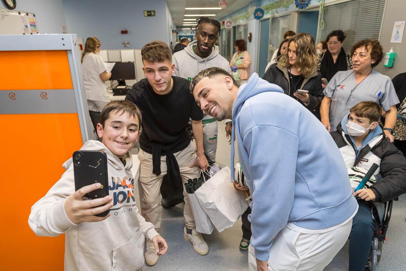 Un joven aficionado se hce un selfi con Arana, Íñigo Vicente y Lago Junior.