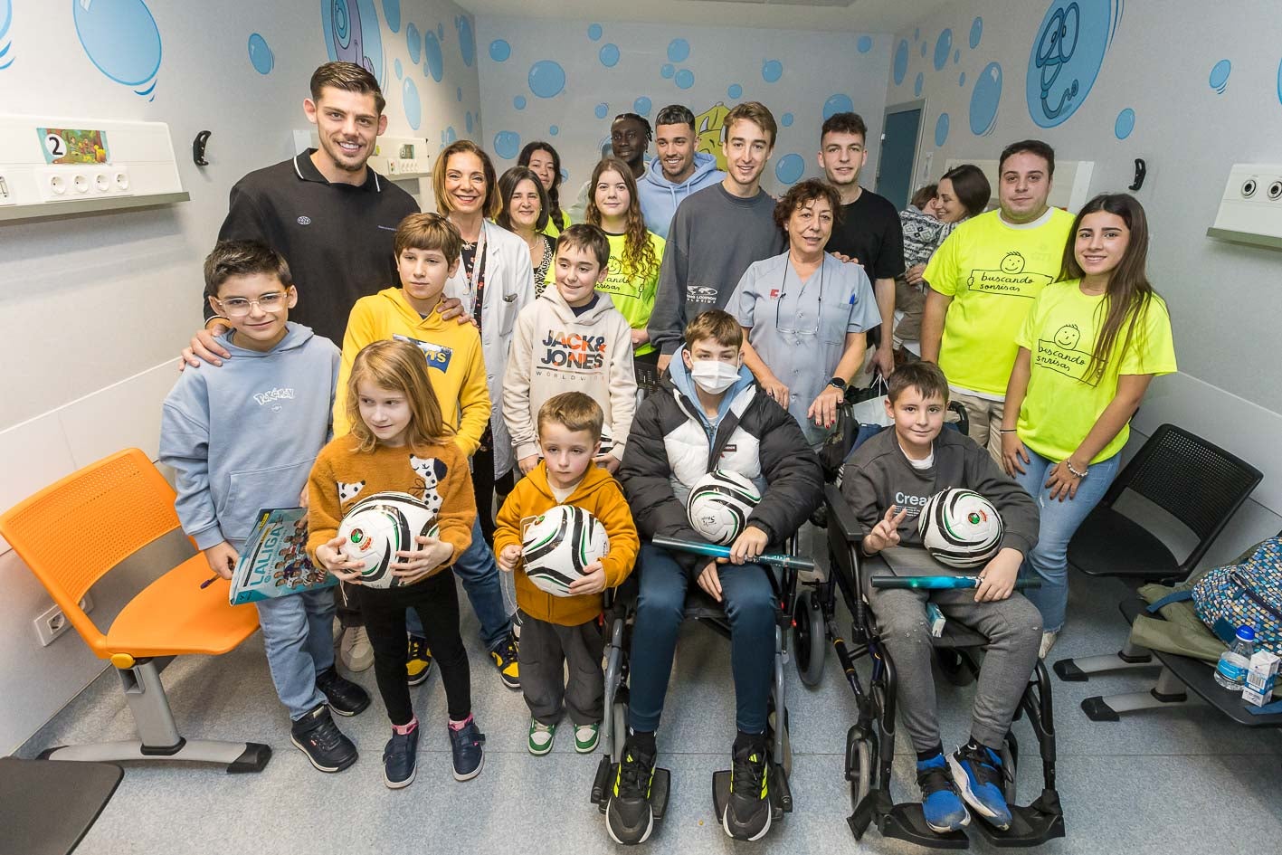 La visita de los jugadores al hospital Valdecilla, en imágenes