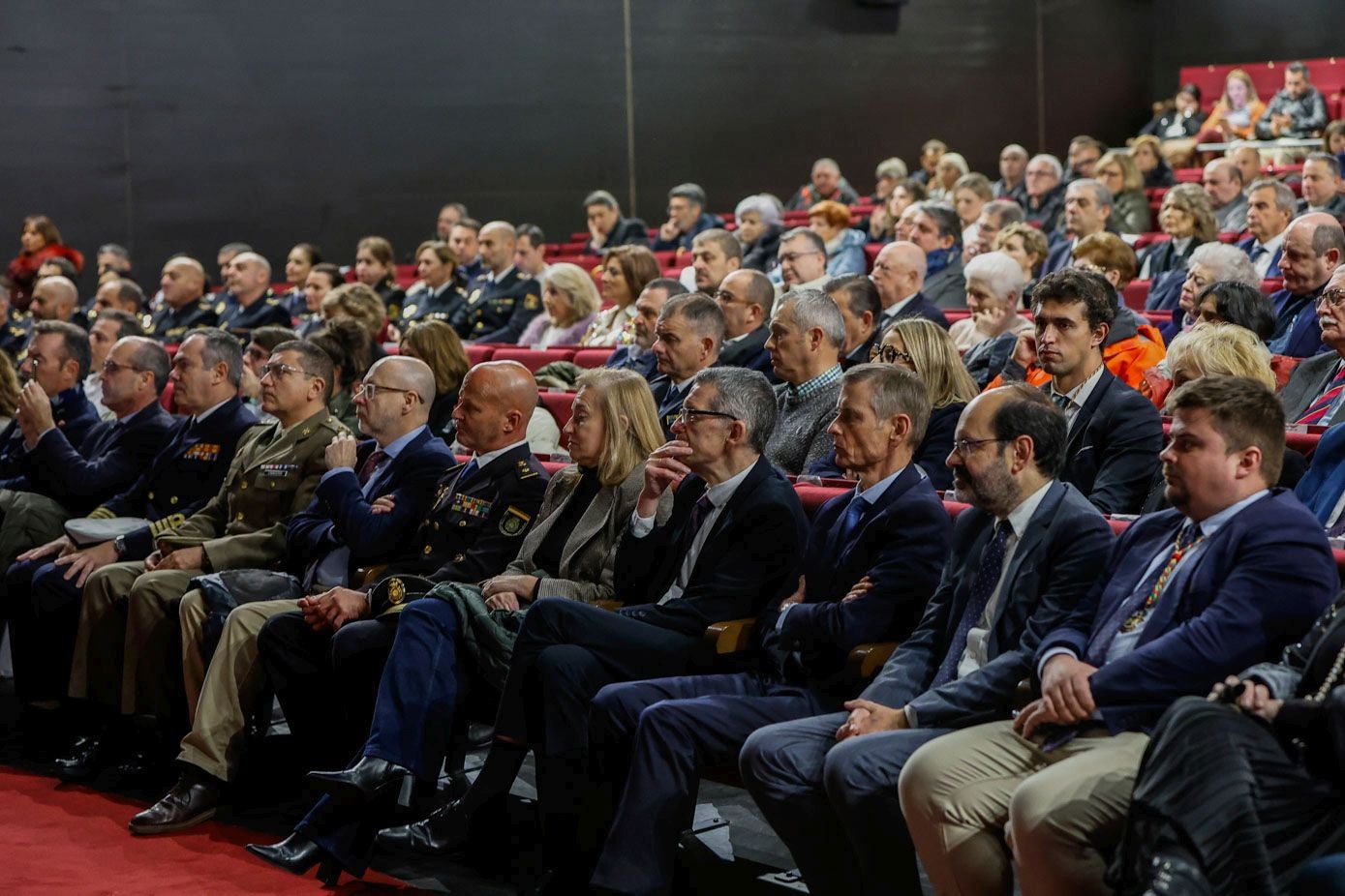 En la primera fila del patio de butacas estuvieron responsables municipales, autoridades de las fuerzas de seguridad y otros representantes públicos.