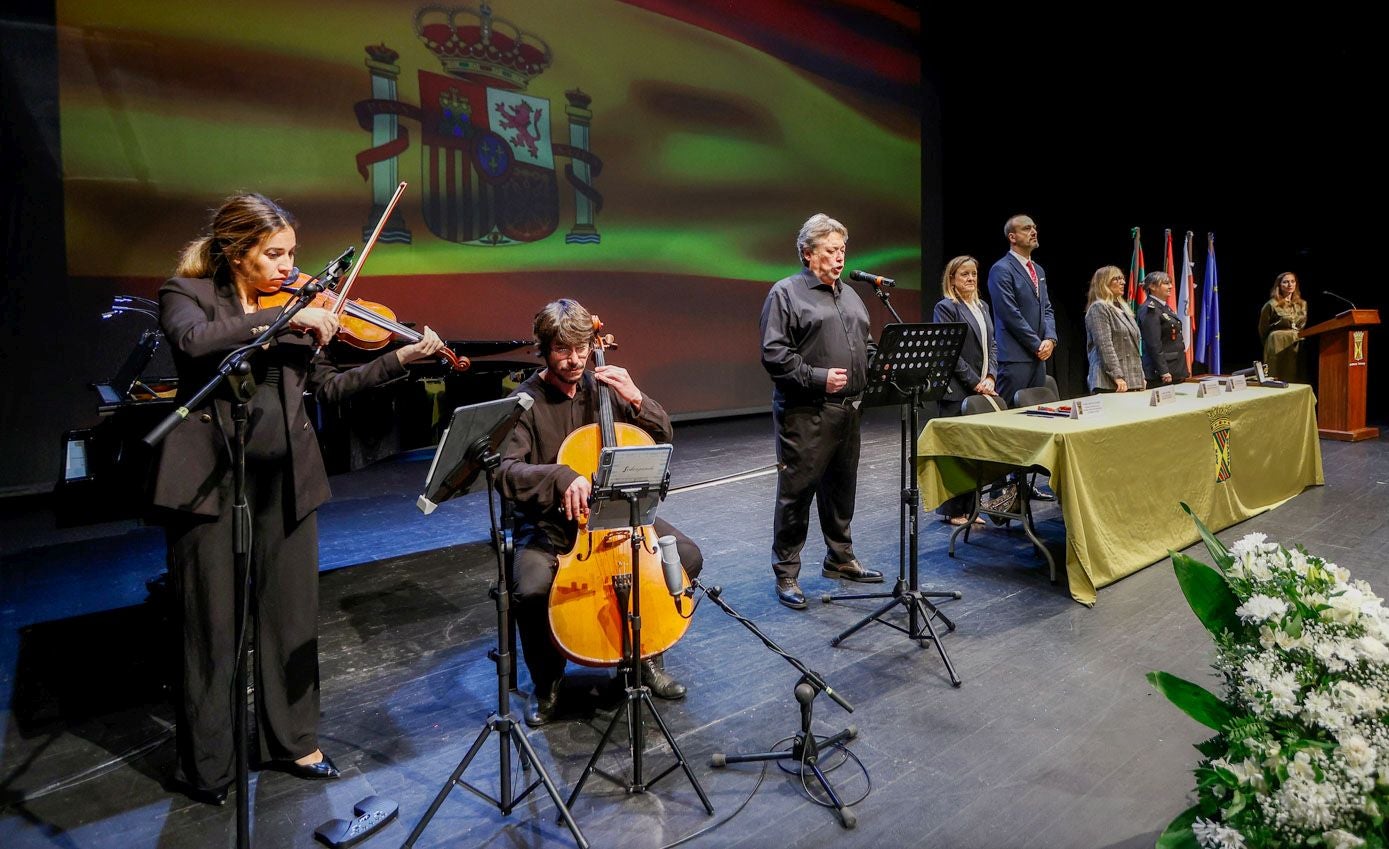 El barítono José Manuel Conde entona el himno de la Policía Nacional al término del acto, acompañado por chelo y violín. 