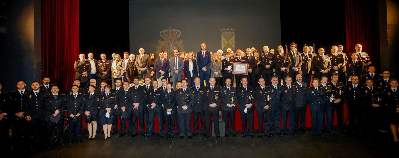 Foto de familia de los miembros de la Policía Nacional y autoridades, al término de la cita.