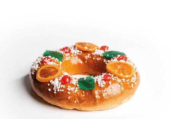 Un exquisito roscón de Reyes, con su decoración más tradicional.