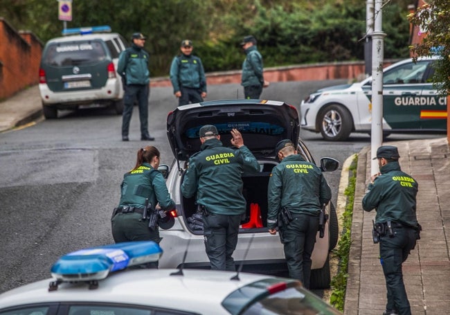 Intervención de la Guardia Civil en Castro tras el asesinato de Silvia López.