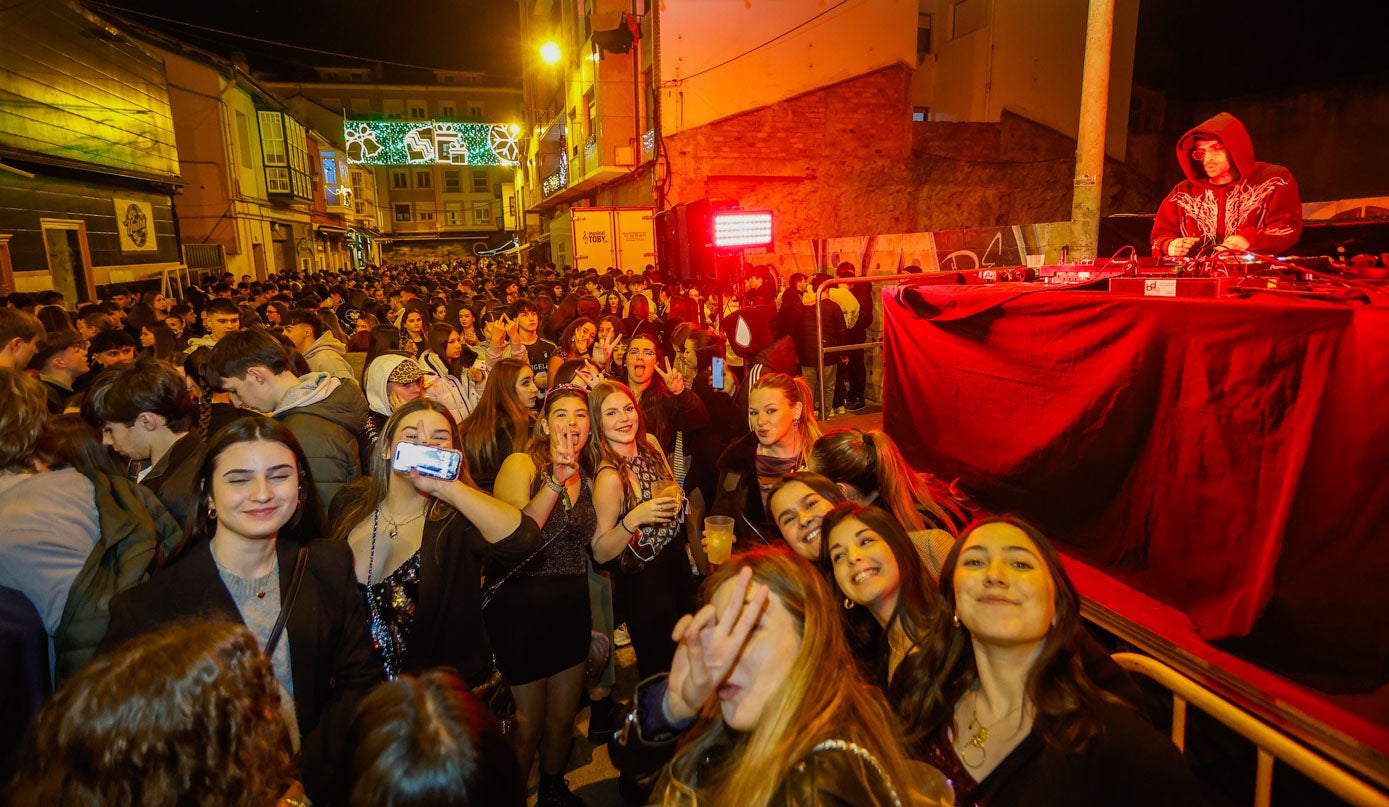 Más jóvenes posan para la foto.