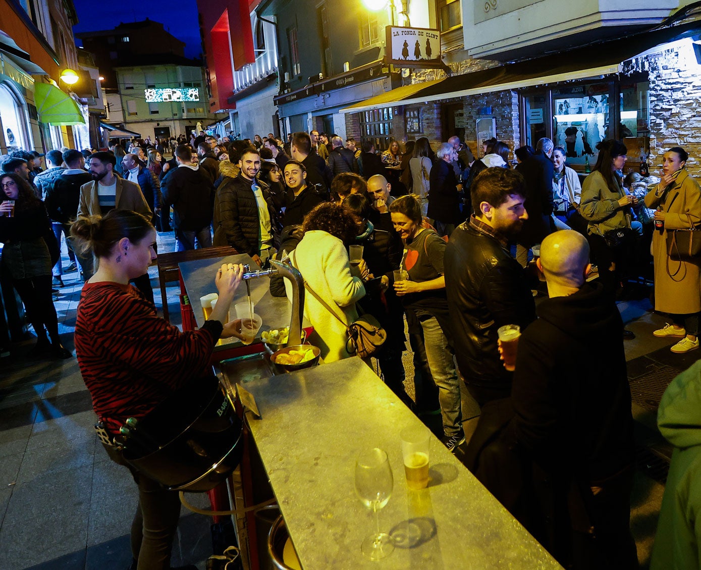 Muchos de los bares sacaron sus barras a la calle.