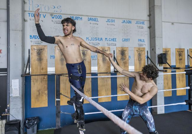 Durante el desarrollo de la pelea aprovechan las cuerdas del ring.