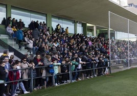 Los aficionados llenan la grada del campo Santi Gutiérrez Calle.