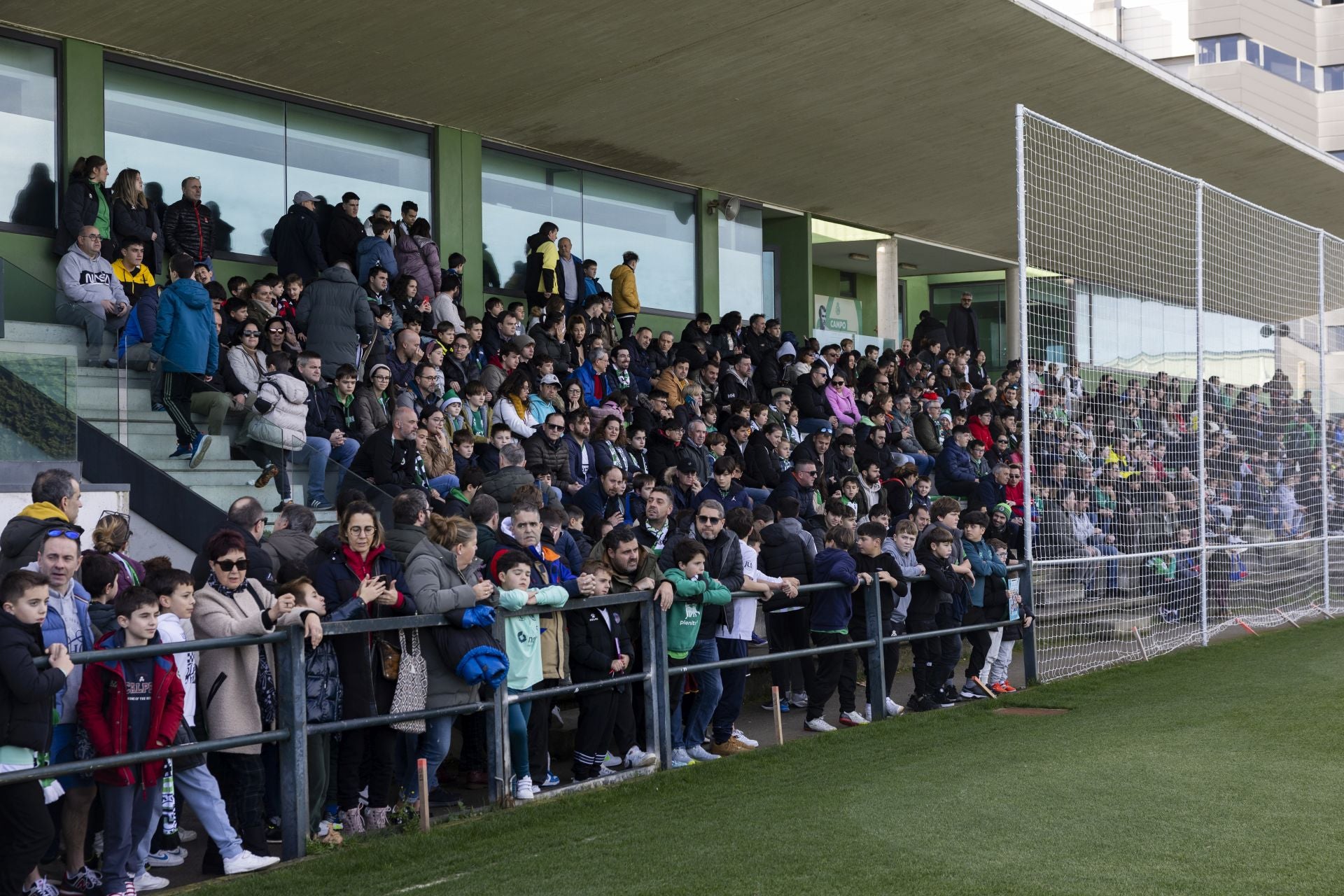 Los aficionados llenan la grada del campo Santi Gutiérrez Calle.