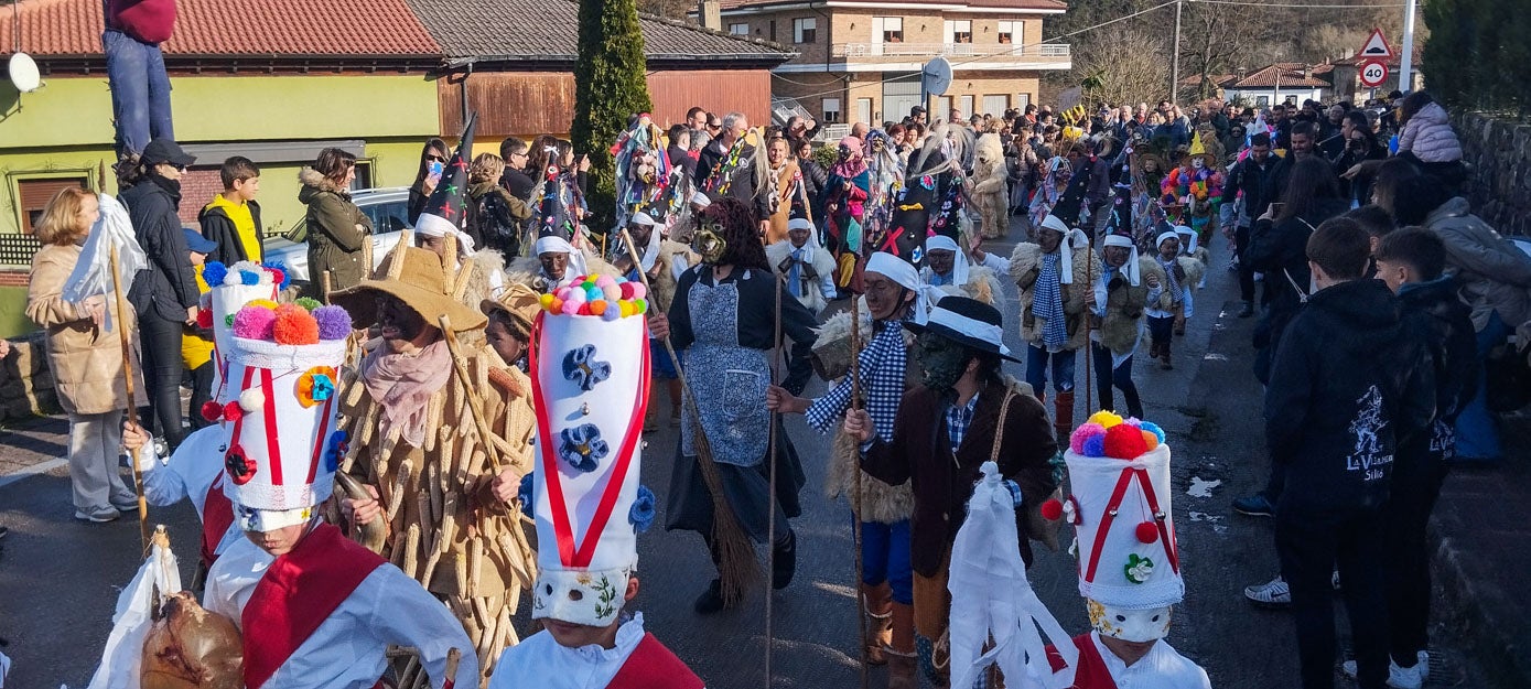 Los jóvenes hicieron un recorrido semejante a la mascarada adulta