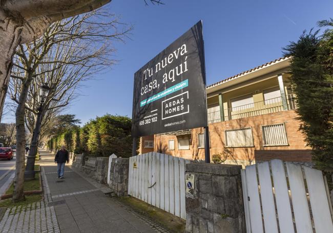 Cartel de Aedas Homes en la entrada a la finca por la Avenida Pérez Galdós.