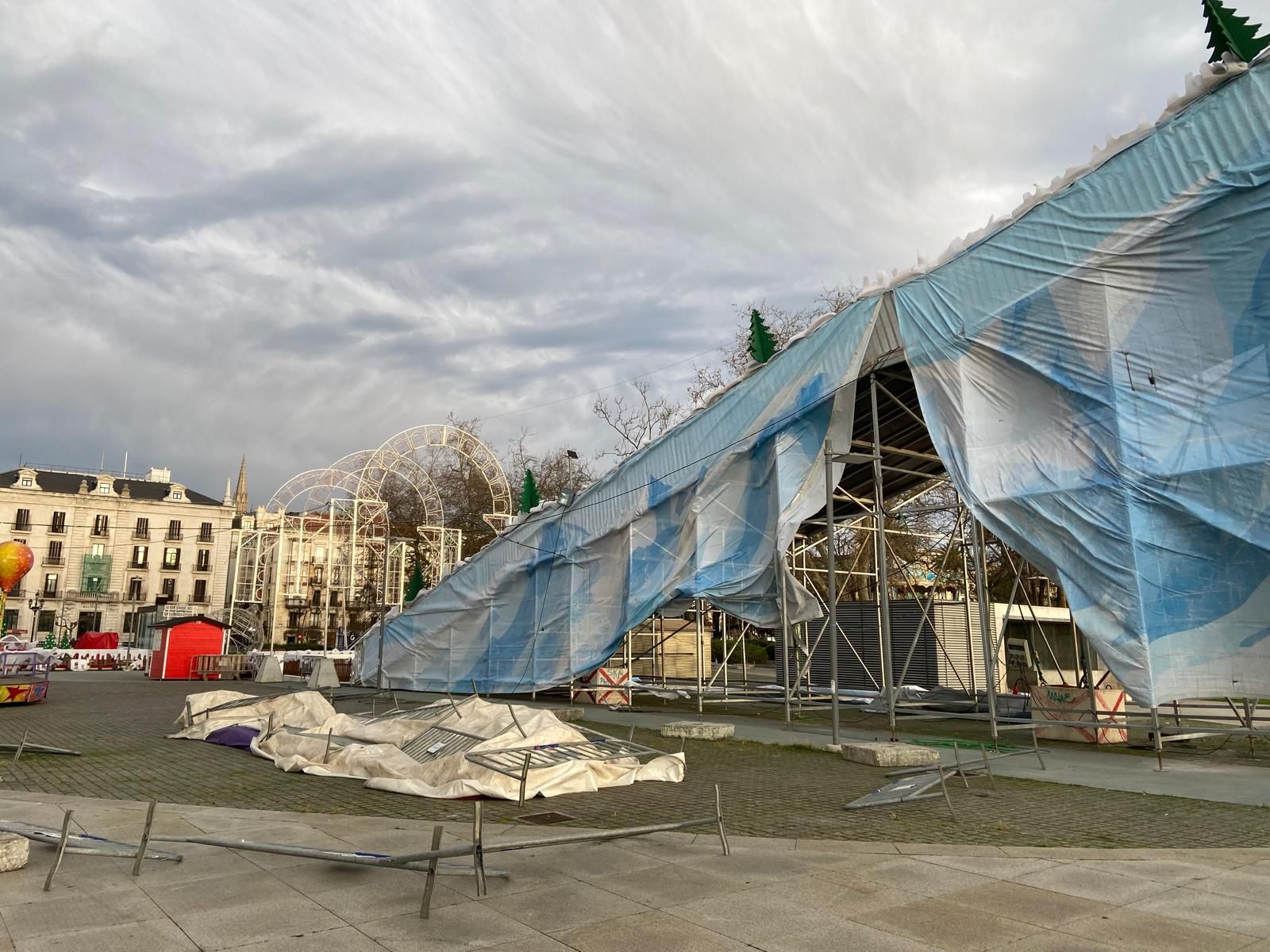 El viento hizo volar por los aires lonas y vallas en la zona del tobogán navideño, al lado del Centro Botín