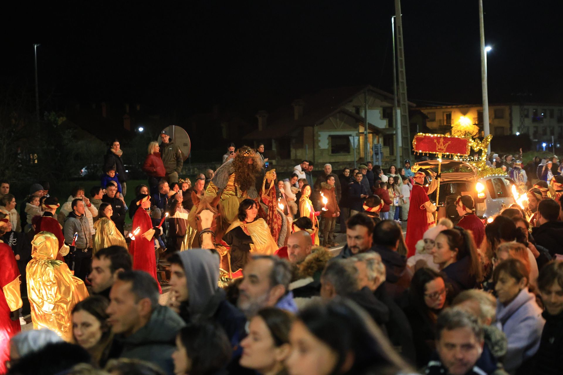 Niños y mayores, en el recorrido de la reconocida cabalgata de tres pueblos de Ribamontán al Mar