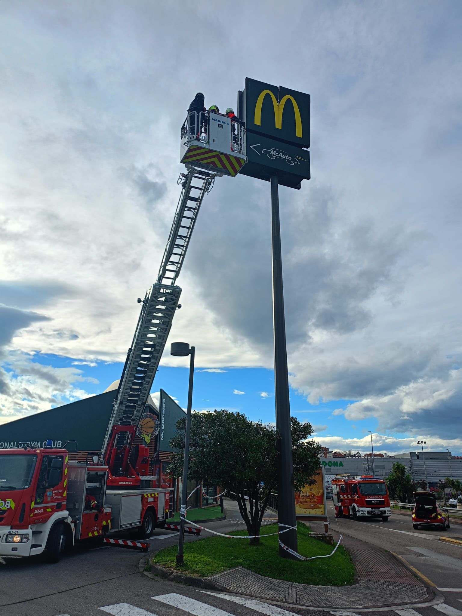 Bomberos del parque de Los Corrales han tenido que intervenir para evitar que el cartel de un McDonald's en Camargo pudiera caer en una zona de notable tráfico