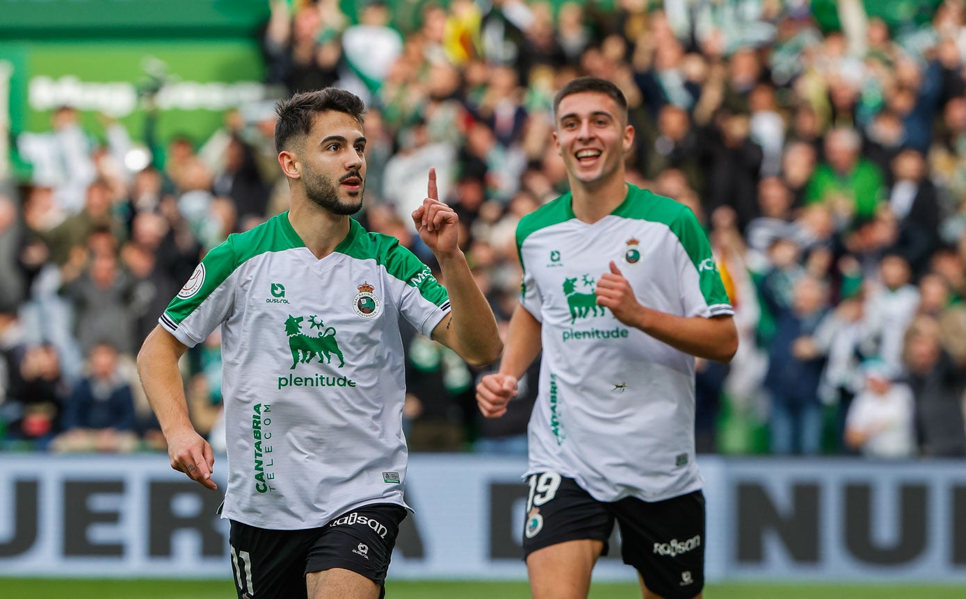 Andrés Martín y Karrikaburu celebran el 1-0 para el Racing. 