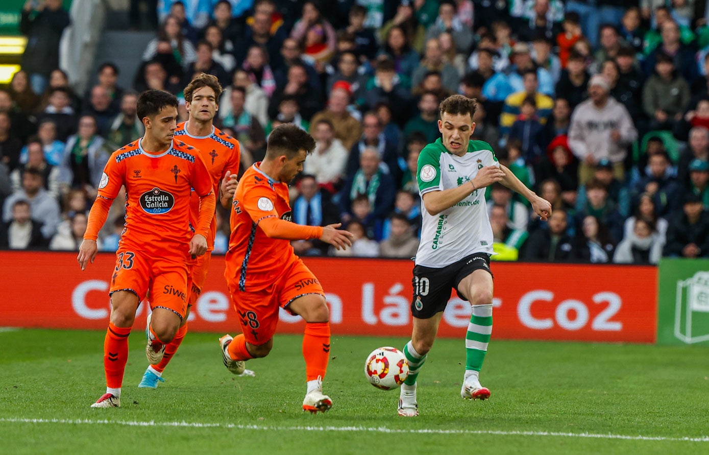 Íñigo Vicente disputa un balón dividido con Fran Beltrán. 