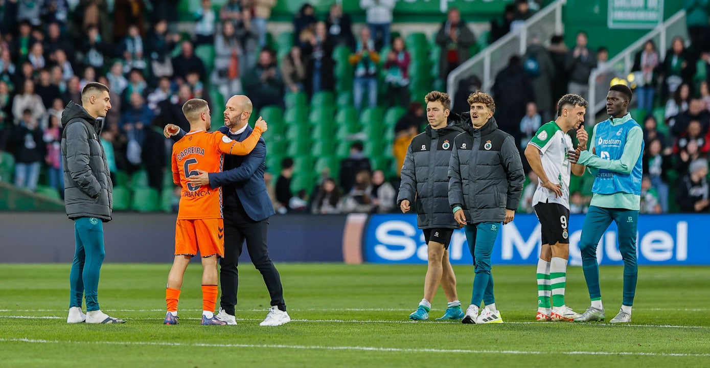 José Alberto saluda al céltico Carreira, mientras sus jugadores se acercan a La Gradona con caras tristes. 