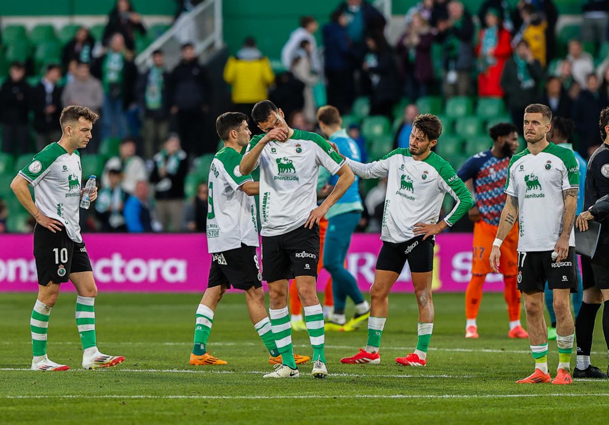 Desánimo de los jugadores del Racing tras la derrota.