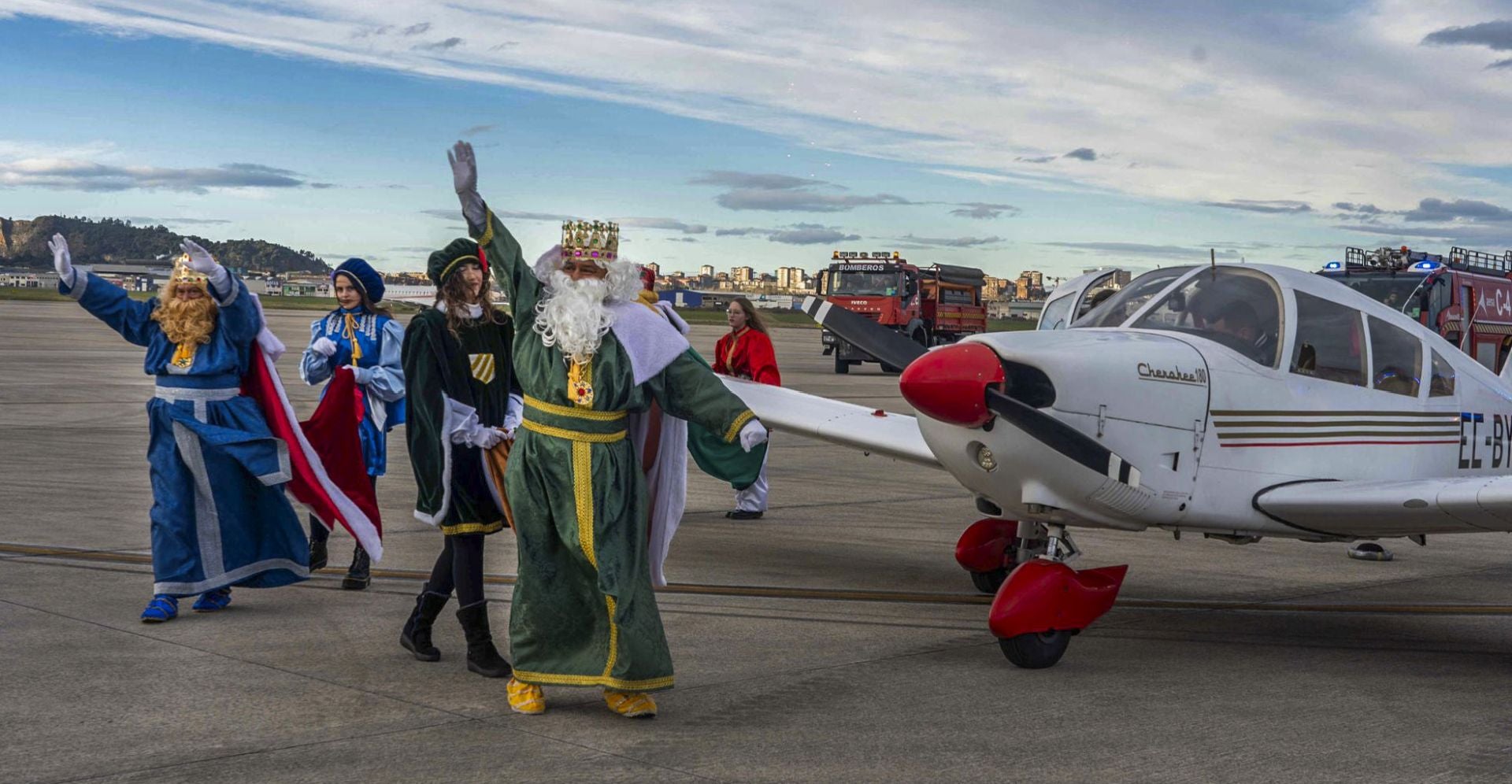 Como siempre, los Reyes Magos llegaron a Camargo en avión. En la imagen en el Seve Ballesteros