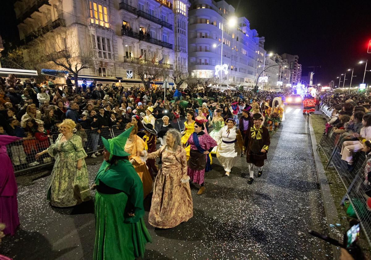 Carrozas, pasacalles y bailes recorren Santander con los Reyes