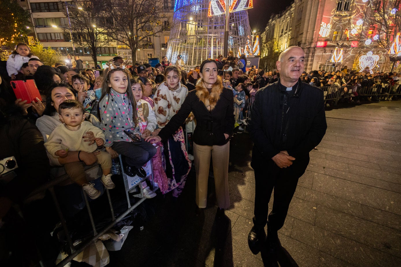 La alcaldesa, Gema Igual, y el obispo, Arturo Ros, recibieron en la plaza del Ayuntamiento a los Reyes Magos.