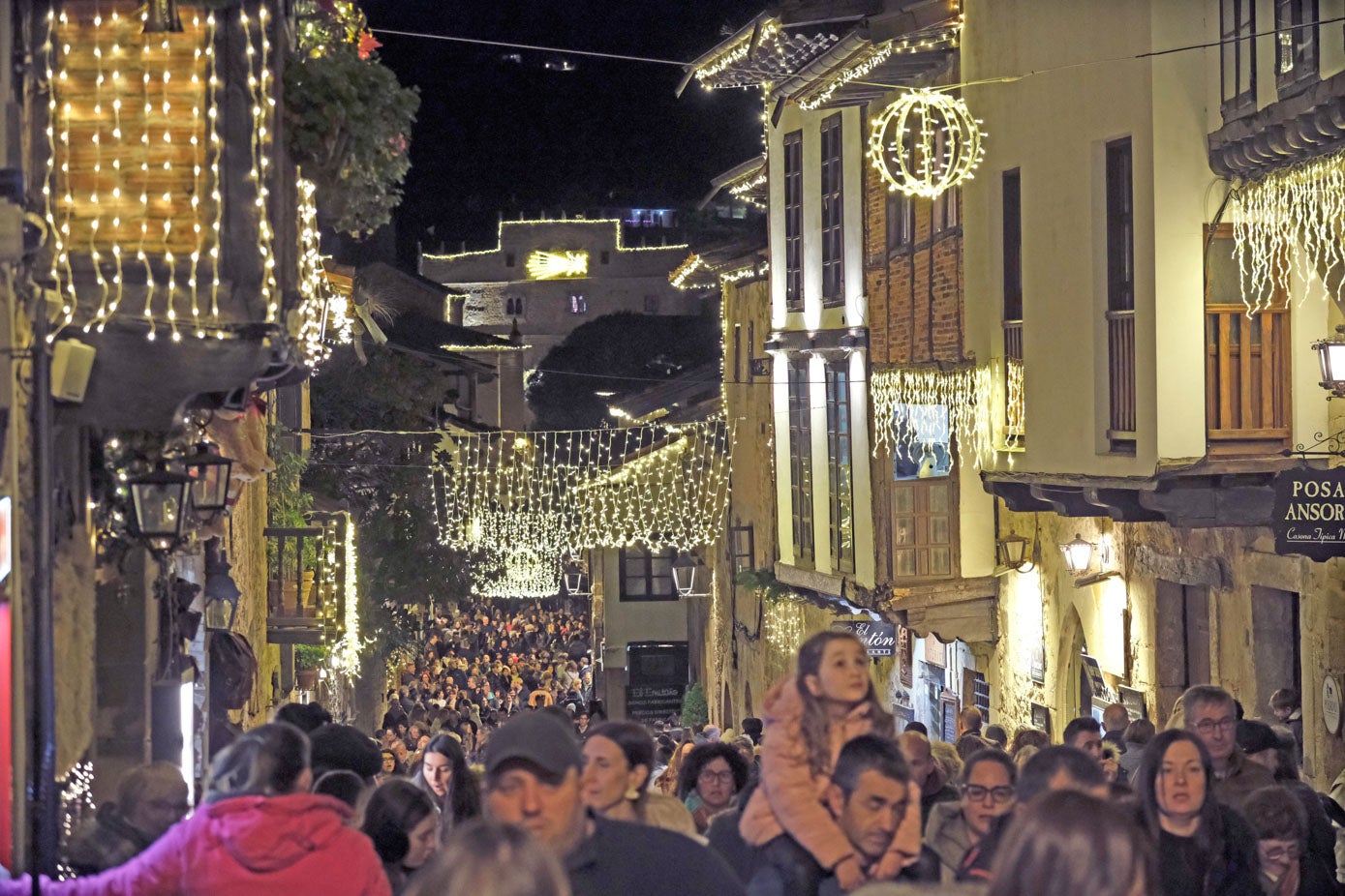 La clásica iluminación acompañó a la cita.