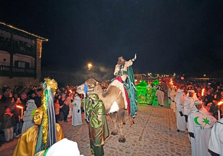 Una cabalgata multitudinaria en Santillana