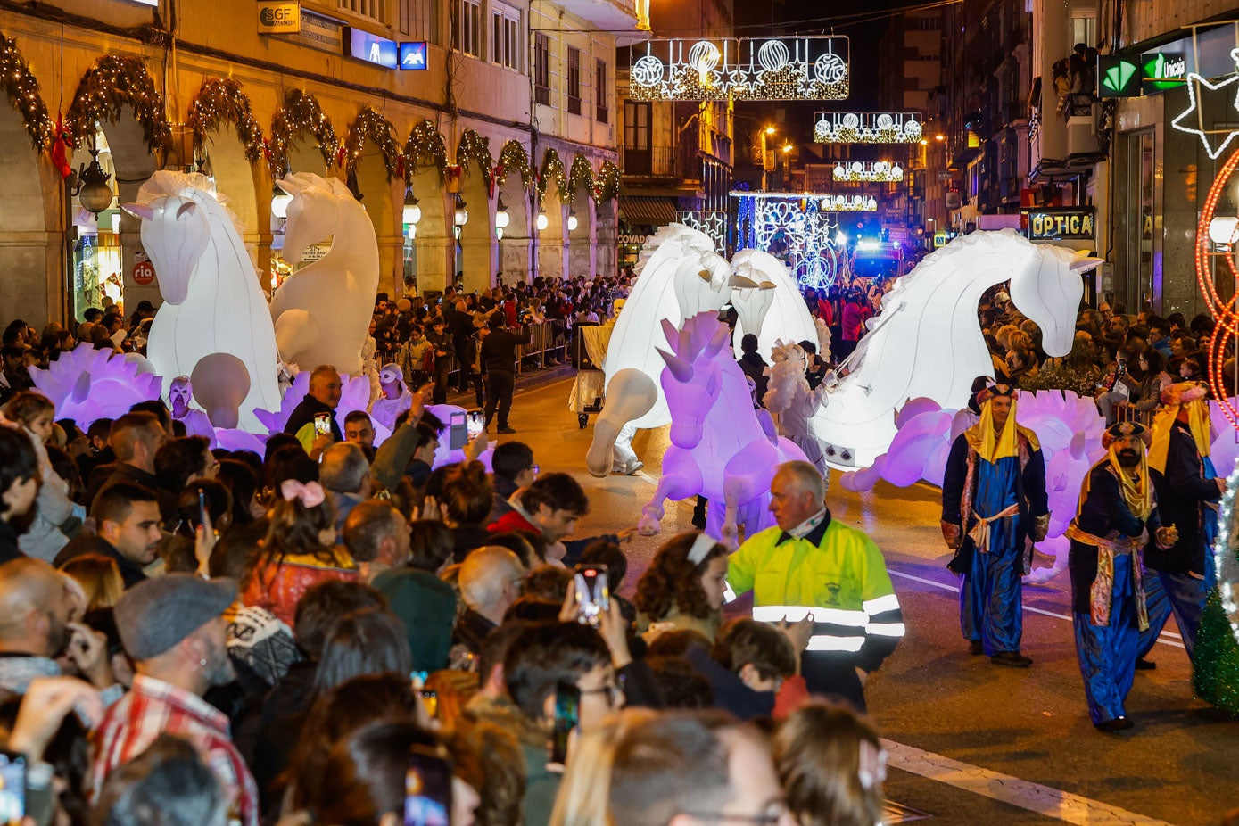 Torrelavega, un desfile adaptado al viento