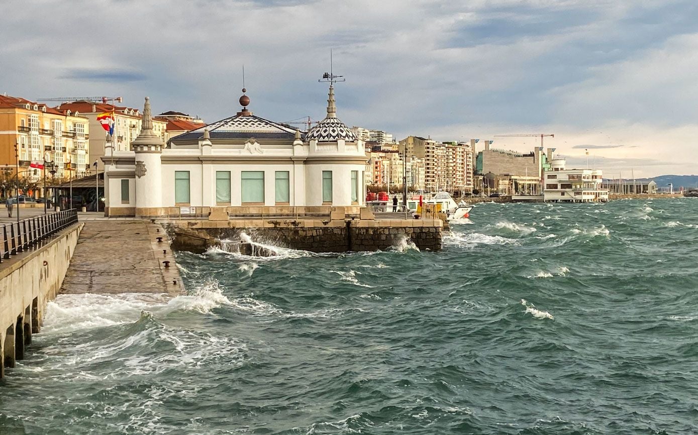 Oleaje batiendo contra el paseo marítimo en la zona del Palacete del Embarcadero