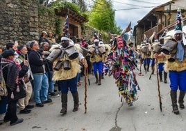 La Vijanera reinó en las calles y barrios de Silió.