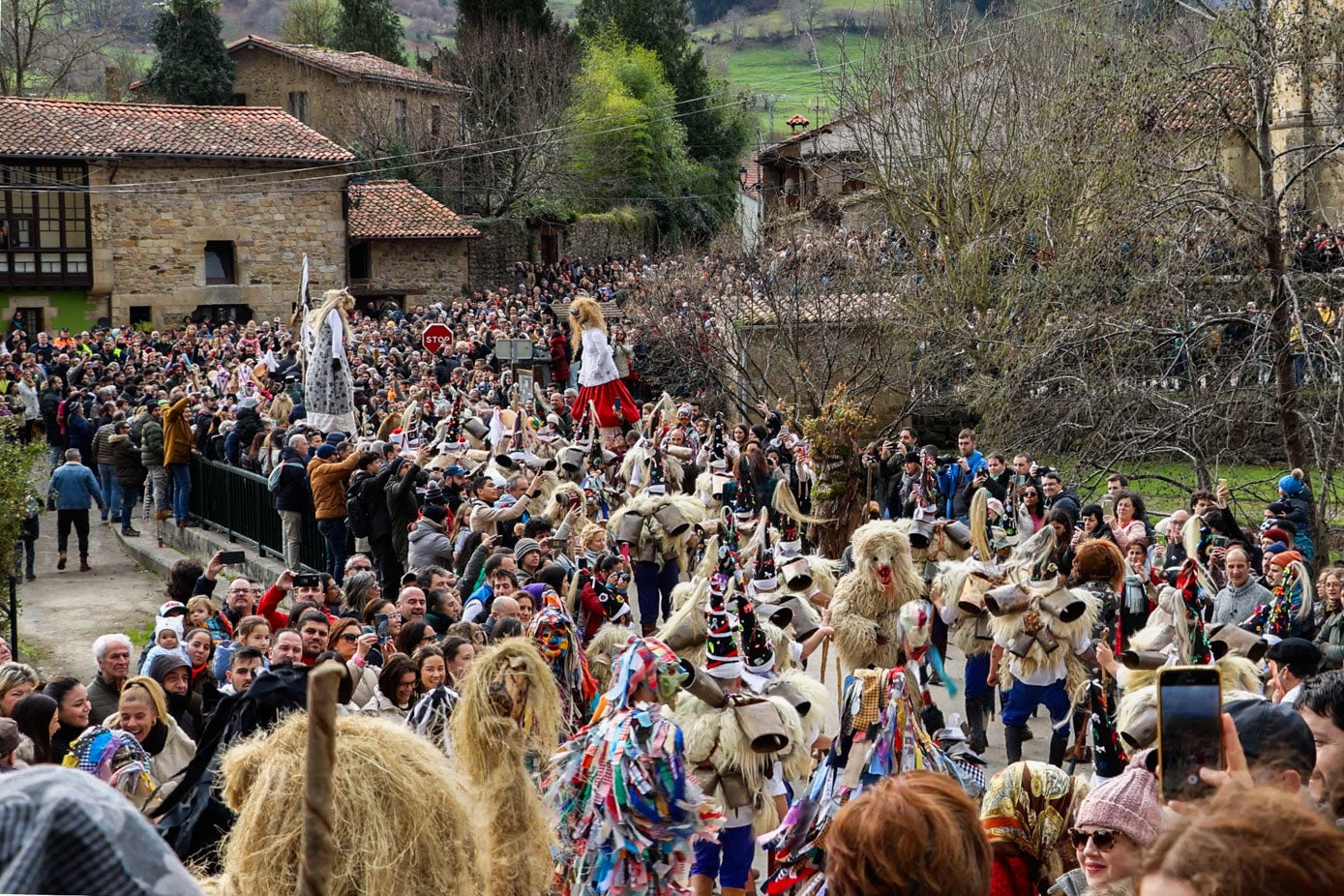 Es desfile atraviesa el centro de Silió.