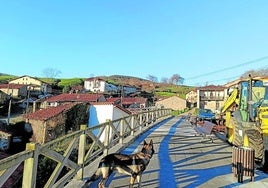 Obras en el vial por el que se accede al pueblo de Cires.