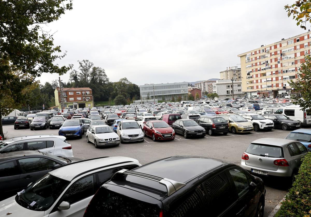 Cientos de vehículos estacionados en el aparcamiento de Pintor Varela, uno de los espacios que será actualizado con este proyecto.