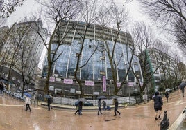 El nuevo recubrimiento eficiente de la fachada del edificio de Ministerios, en la calle Vargas, ya ocupa más de la mitad del frontal.