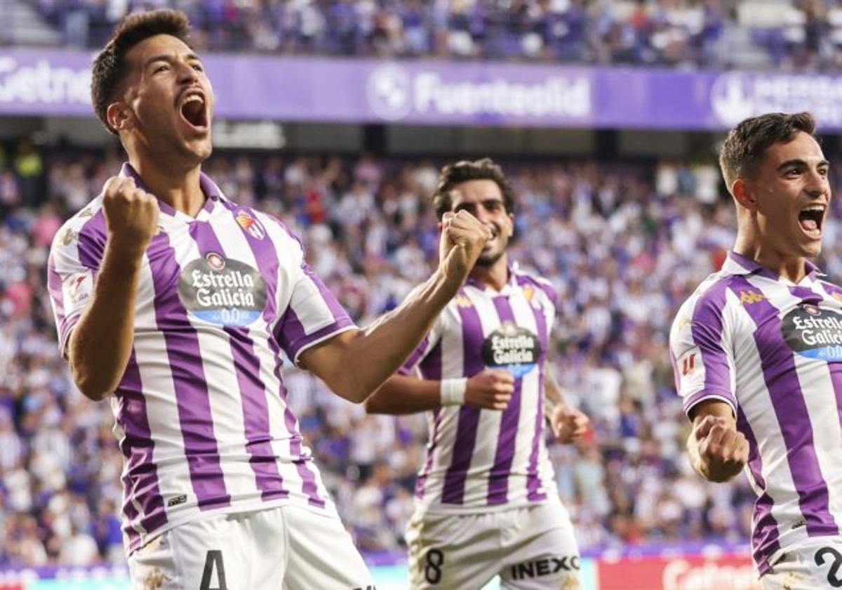 Víctor Meseguer (a la izquierda) celebra un tanto con el Real Valladolid.