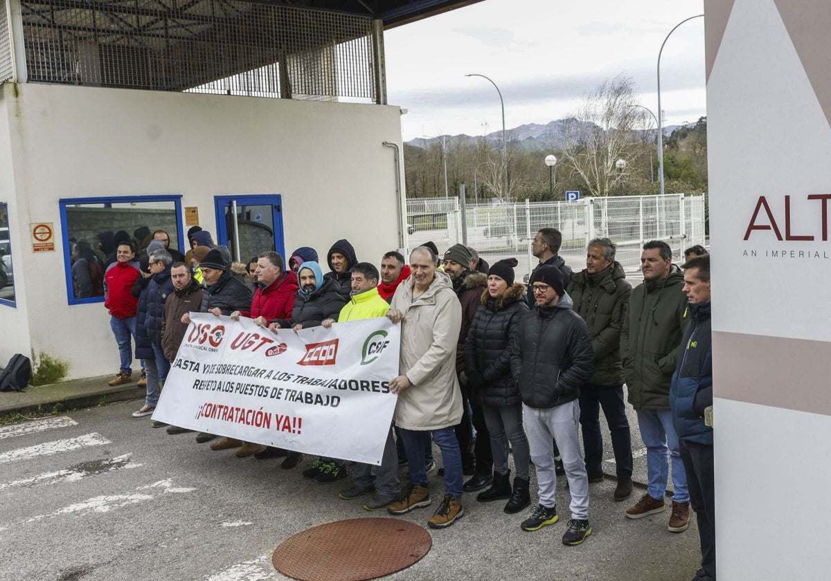 Trabajadores protestando en la portería de la planta este martes.