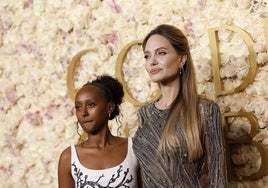 Angelina Jolie junto a su hija Zahara, de 19 años, en la alfombra roja de los Globos de Oro.