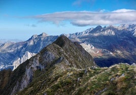 La cima del pico Pozalón está unida a la cima del pico Niajo por una estrecha cresta (que se puede andar para pisar dos cimas), en medio de un bello mar de tupidos bosques y ondulantes montes