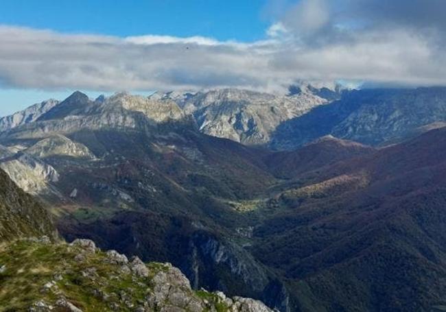 Mirando hacia Picos de Europa desde la cima del Pozalón