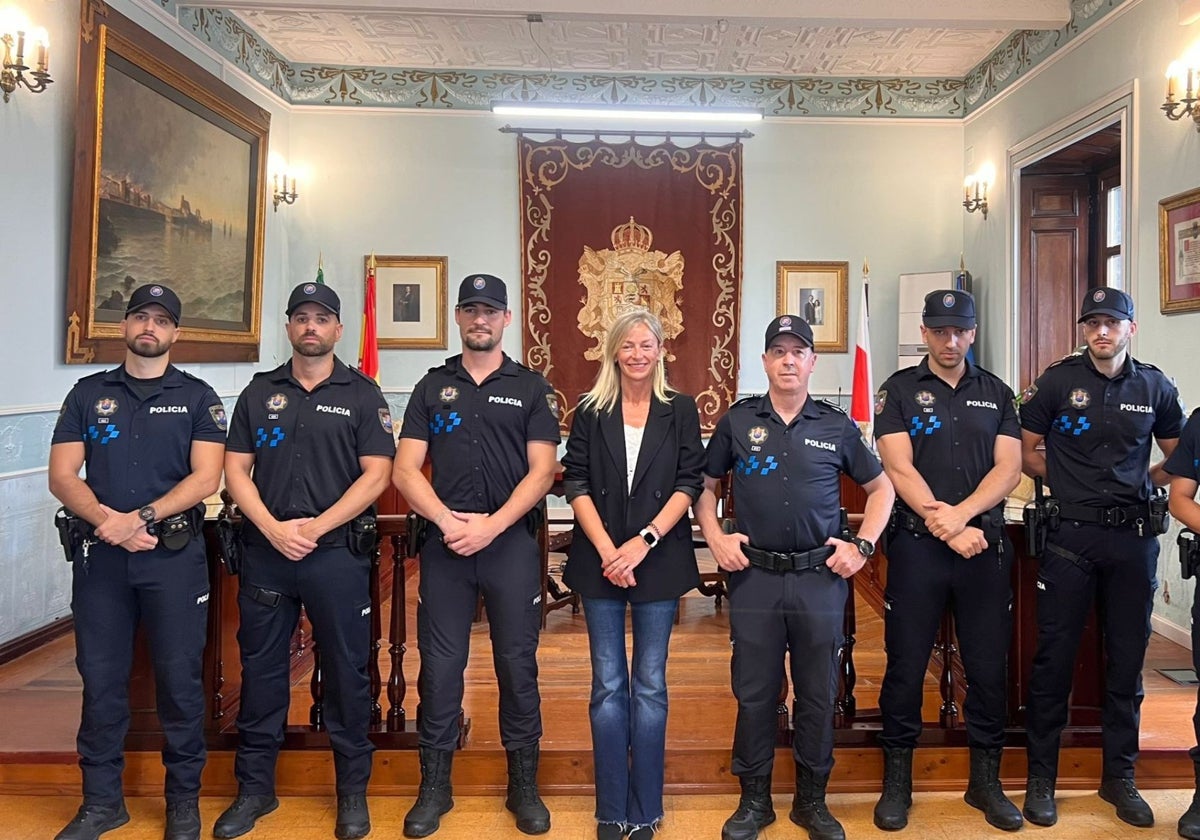 Los nuevos agentes de la policía presentados hace unos días posan con mandos y la alcaldesa de Castro.