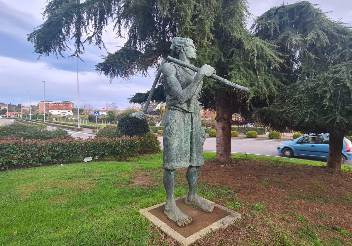 La obra, creada en homenaje a los campesinos, se ubica en una de las glorietas de la Ronda.