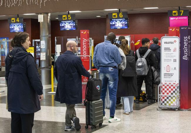 Usuarios afectados por la cancelación del vuelo, en el Seve Ballesteros.