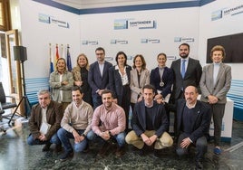 El equipo de gobierno del Ayuntamiento de Santander (PP), de izquierda a derecha, en la fila de arriba: Chabela Gómez-Barreda, Lorena Gutiérrez, Daniel Portilla, Gema Igual, Margarita Rojo, Zulema Gancedo, Javier García y Beatriz Pellón. De izquierda a derecha, en la segunda fila: Agustín Navarro, Mateo Echevarría, Fran Arias, Eduardo Castillo y Álvaro Lavín.