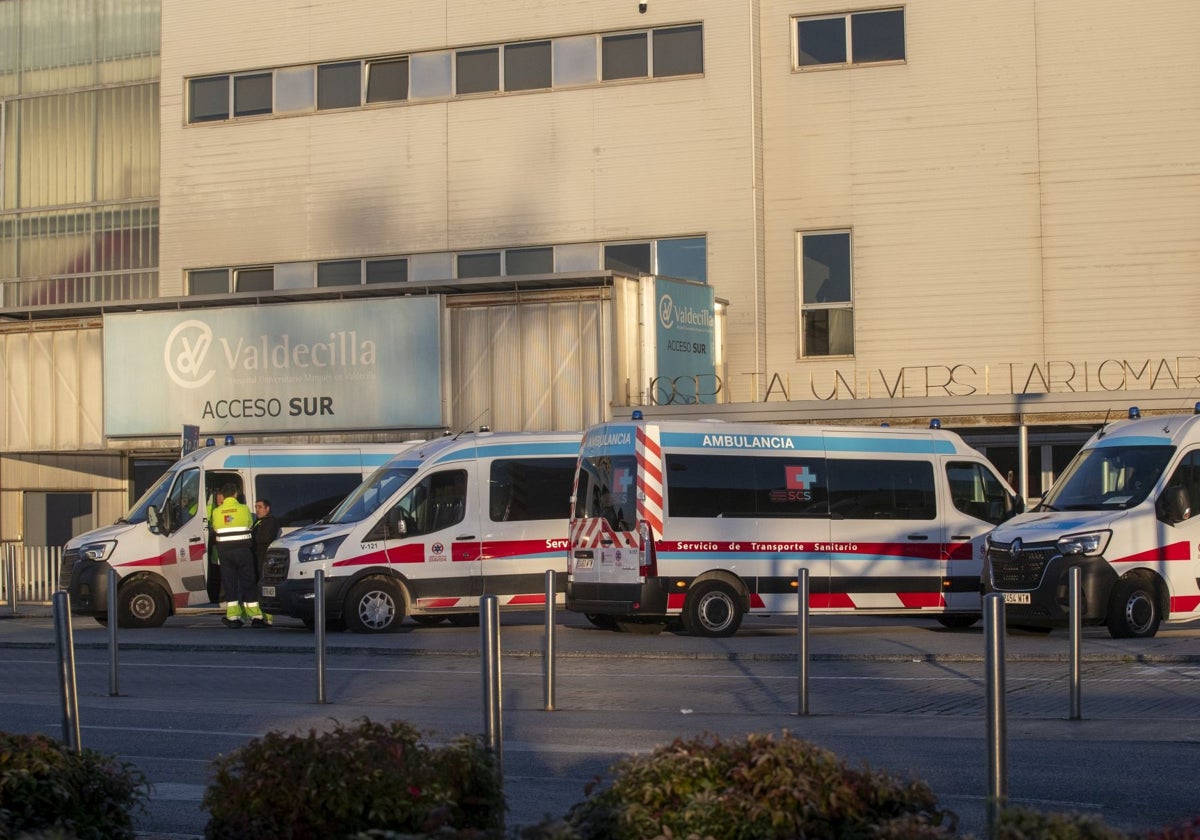 Ambulancias de Diavida, a la entrada de Valdecilla Sur.