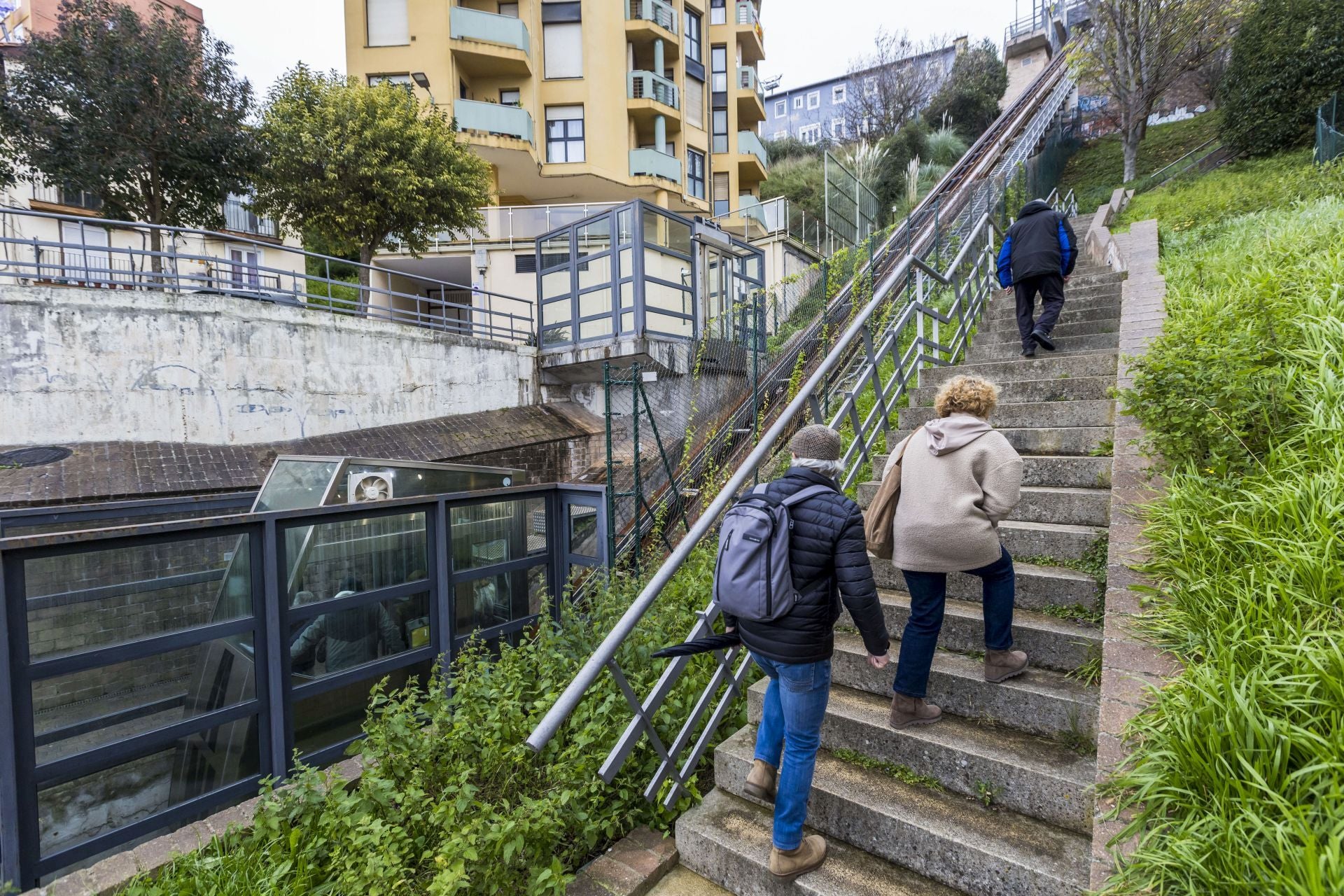 Varios vecinos suben, ayer, por las escaleras próximas al funicular del Río de la Pila. 