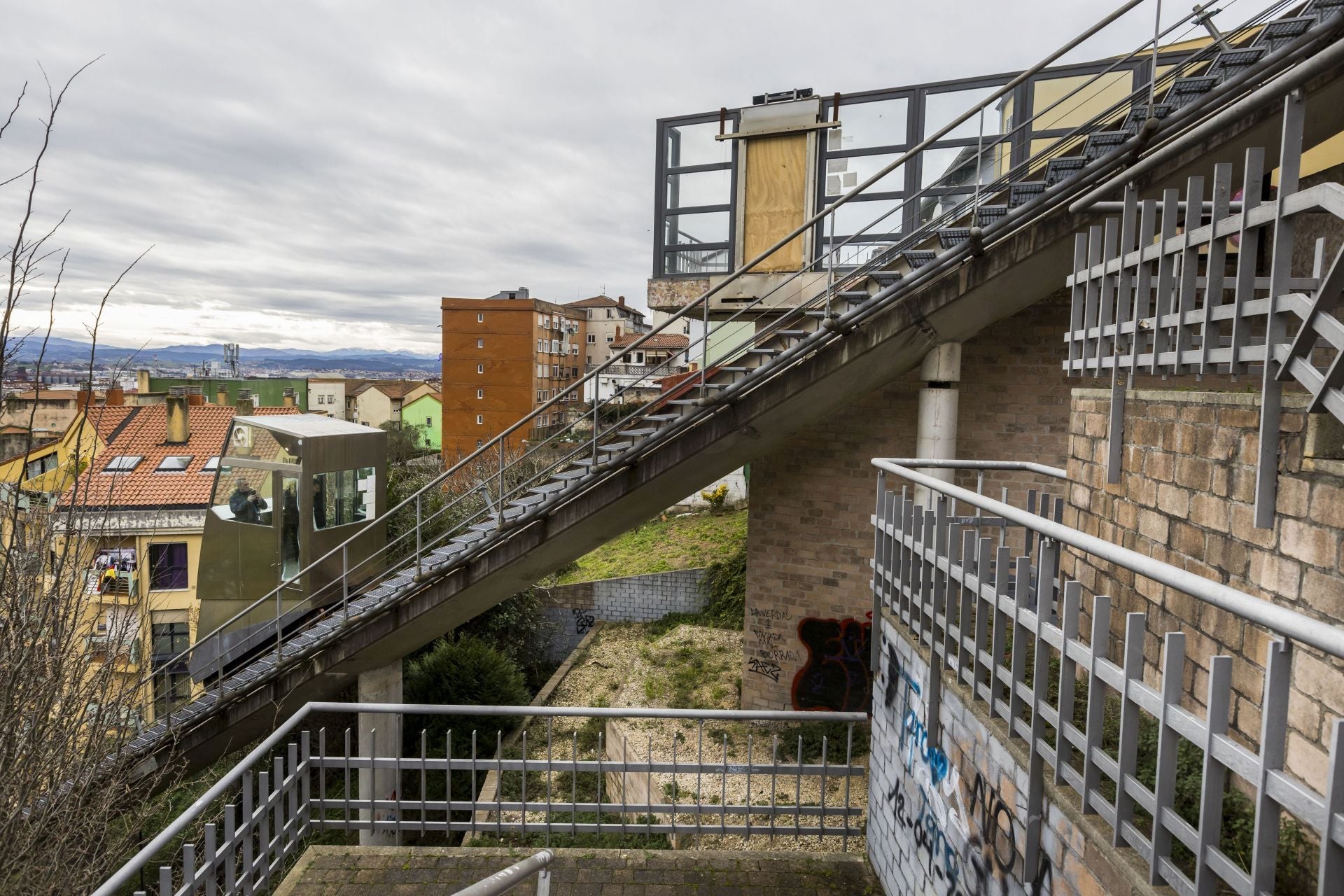 Una de las paradas del funicular, aún con una puerta de madera ya que no se ha sustituido.