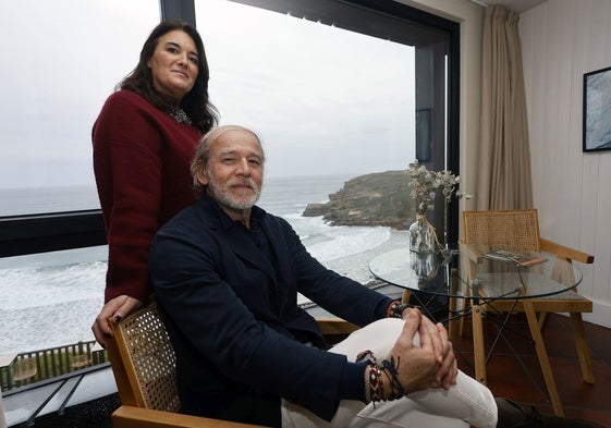 Patricia y Javier, en el Castillo de Los Locos, uno de los negocios que dirigen en Suances.